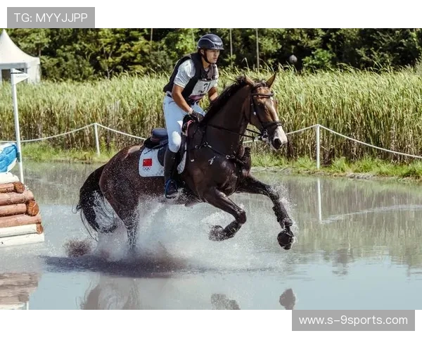 英格兰骑手安娜·史密斯在巴黎奥运会障碍赛中获得铜牌,表现出色。 英格兰骑手安娜·史密斯在巴黎奥运会障碍赛中获得铜牌,表现出色。